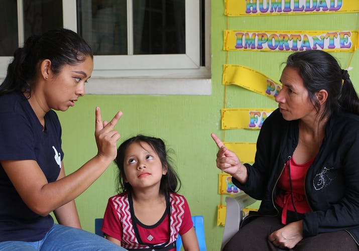 Liliane Fonds Ethny leert gebarentaal